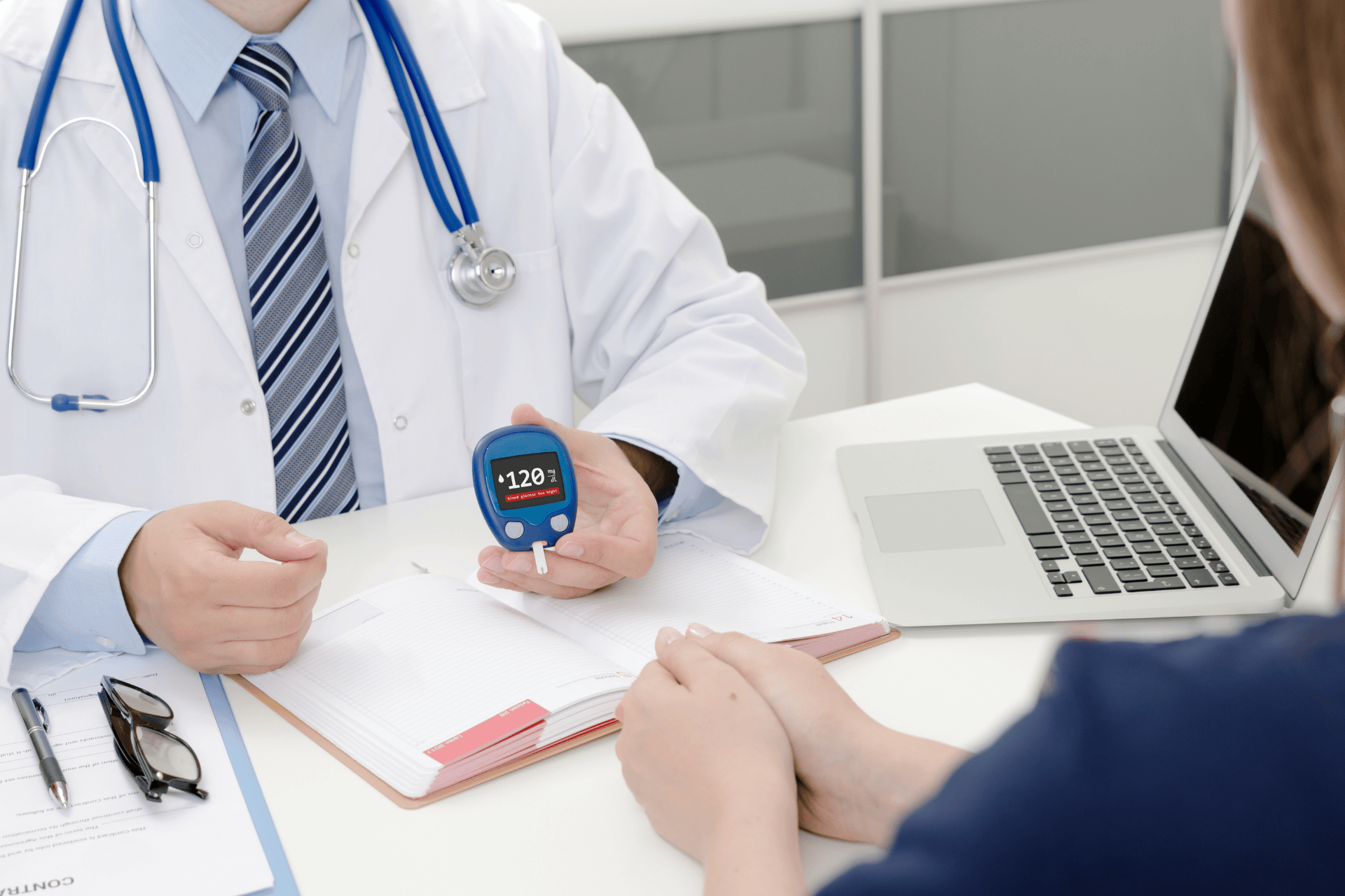 A doctor in a white coat shows a blood glucose meter reading to a patient during a consultation, illustrating diabetes monitoring, patient education, and medical guidance in a clinical setting.